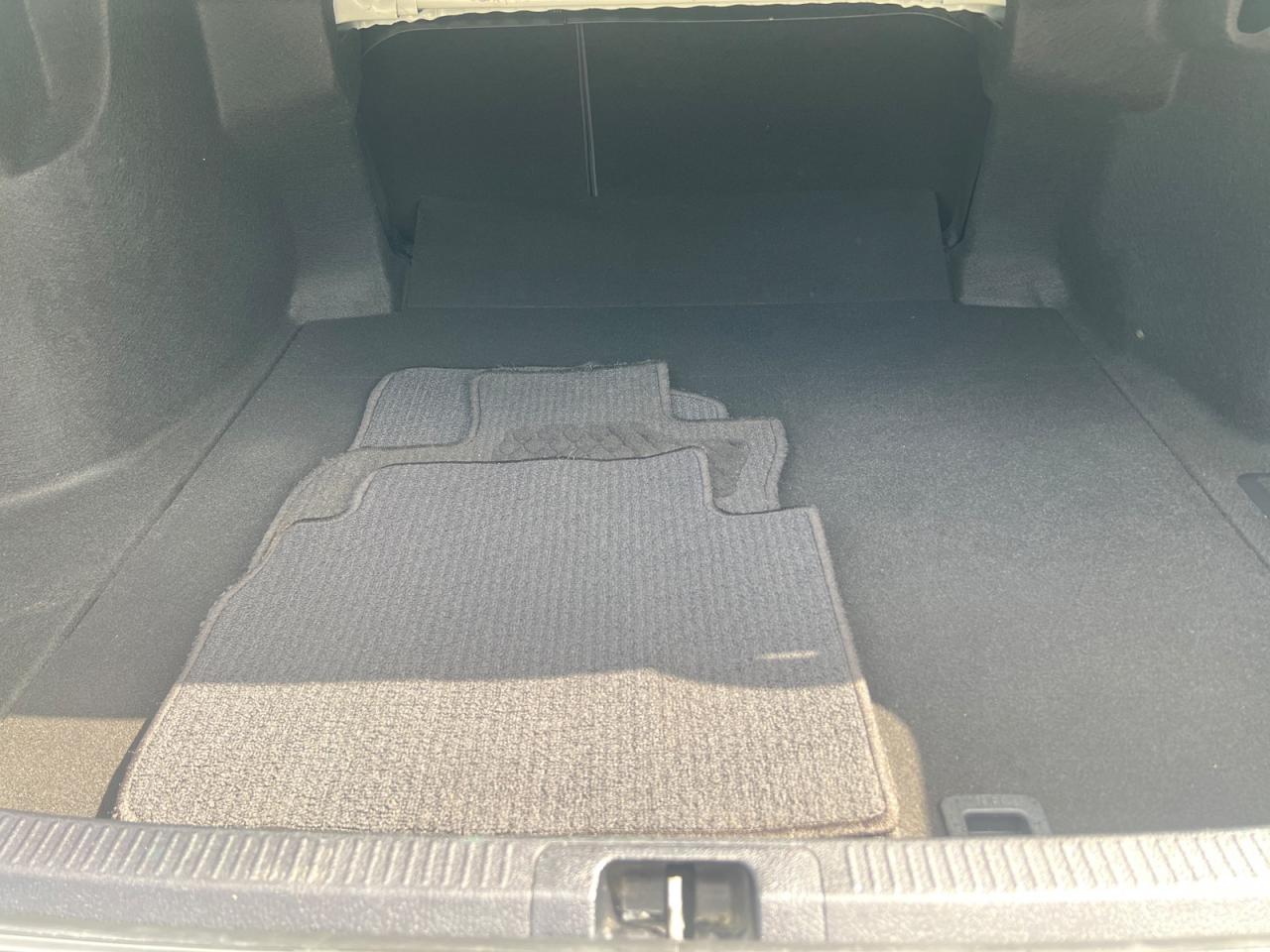 2022 Toyota Camry HYBRID SE - Photo #4