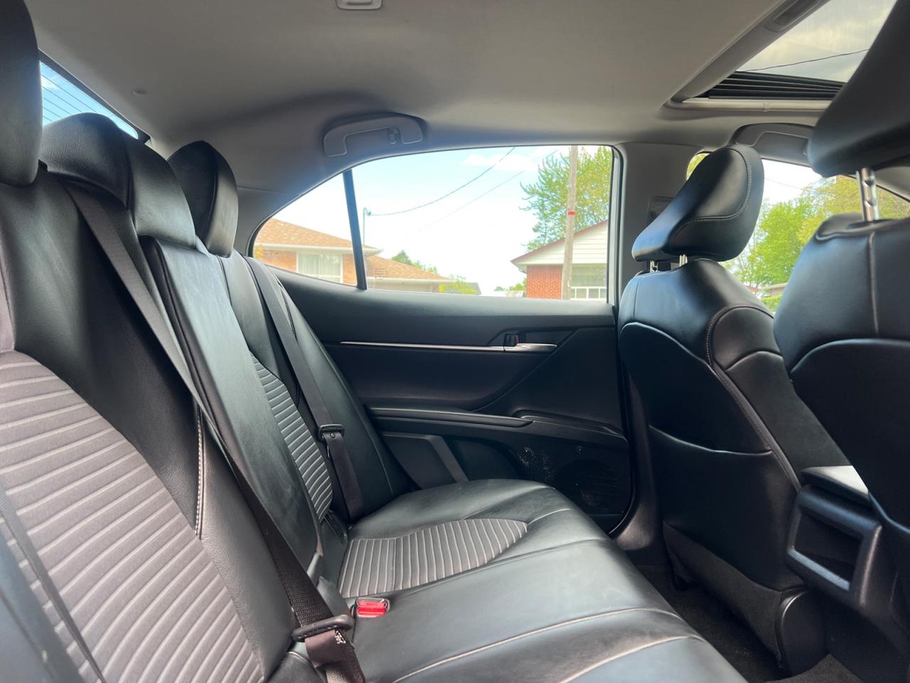 2022 Toyota Camry HYBRID SE - Photo #9