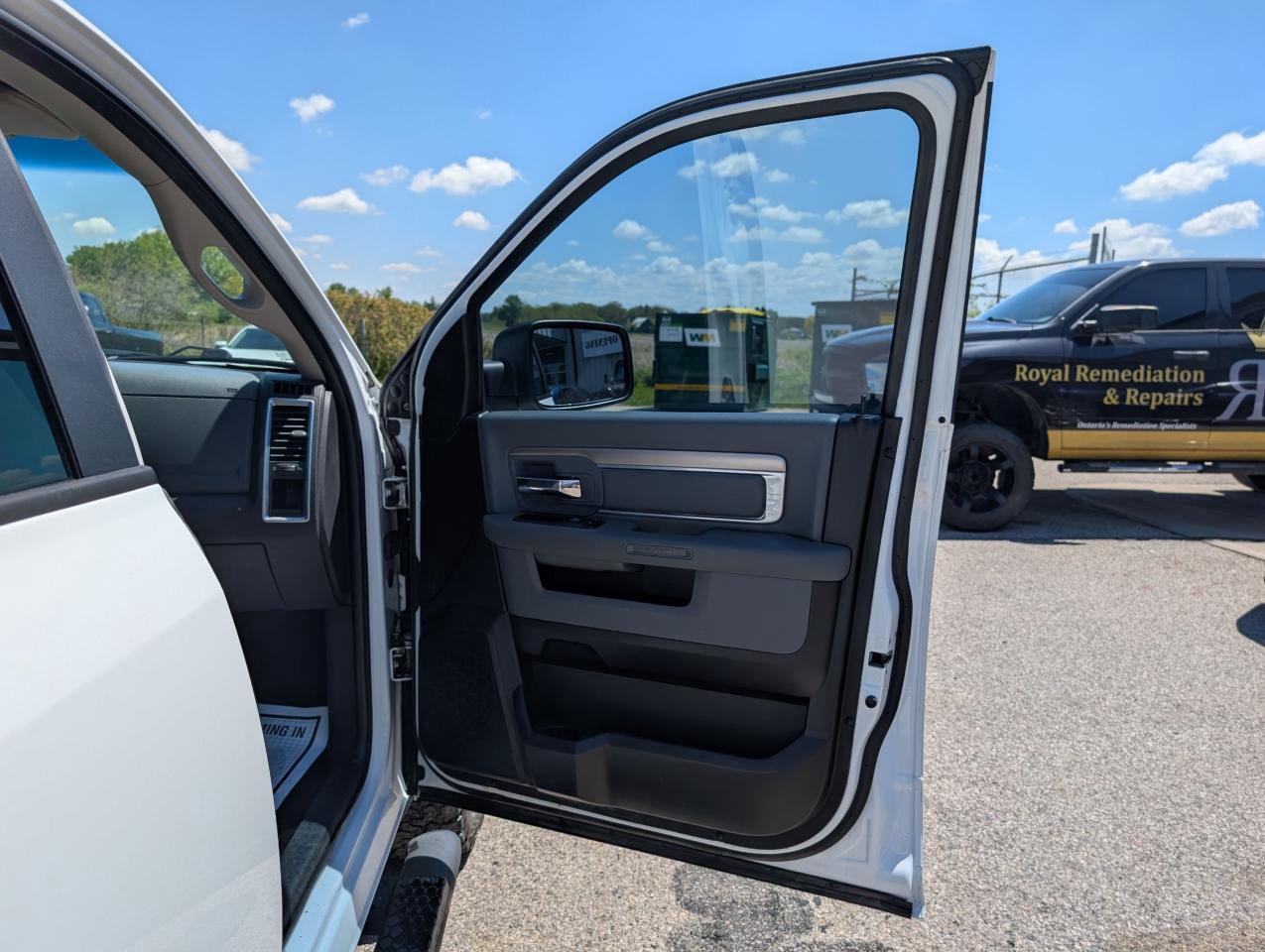 2017 RAM 1500 4WD CREW CAB 149 SLT Photo