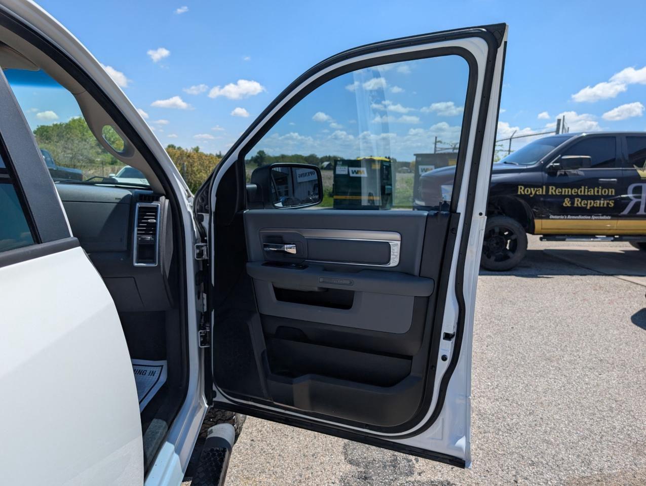 2017 RAM 1500 4WD CREW CAB 149 SLT Photo