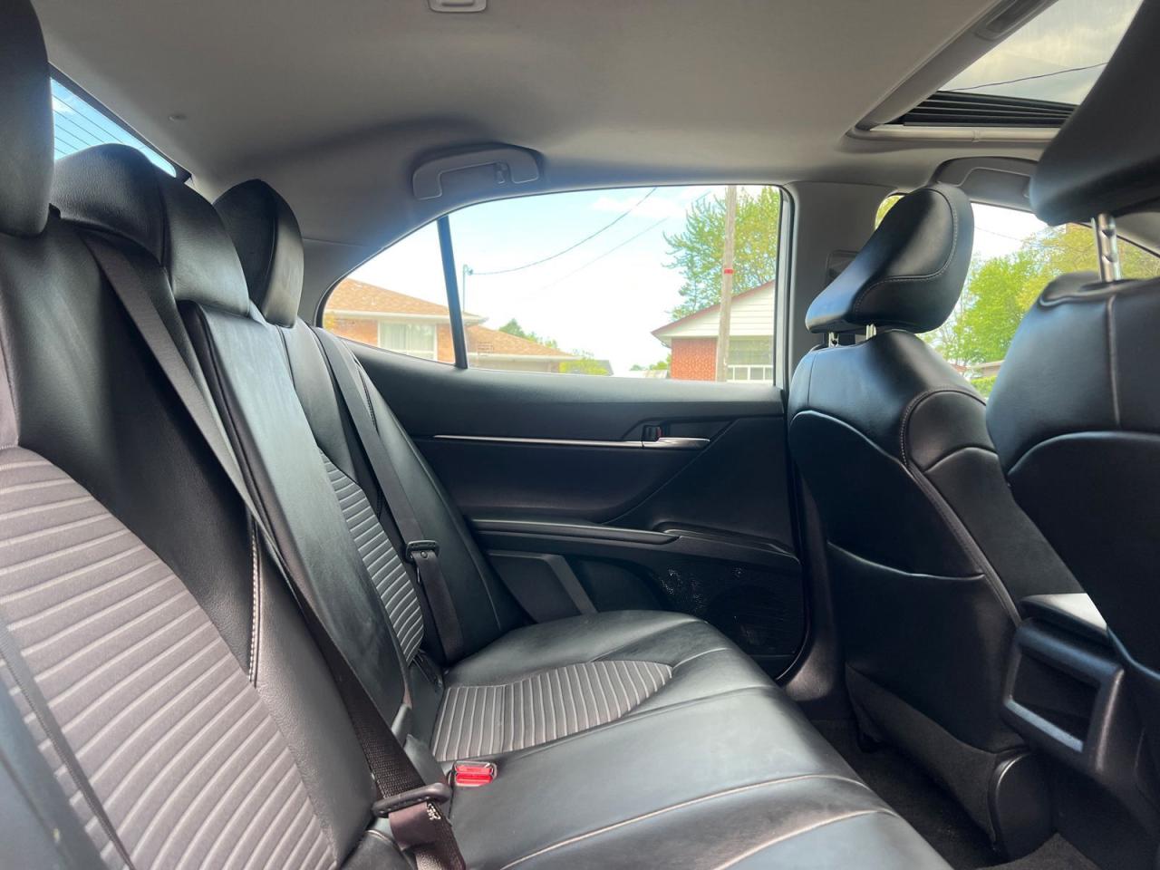 2022 Toyota Camry HYBRID SE - Photo #9