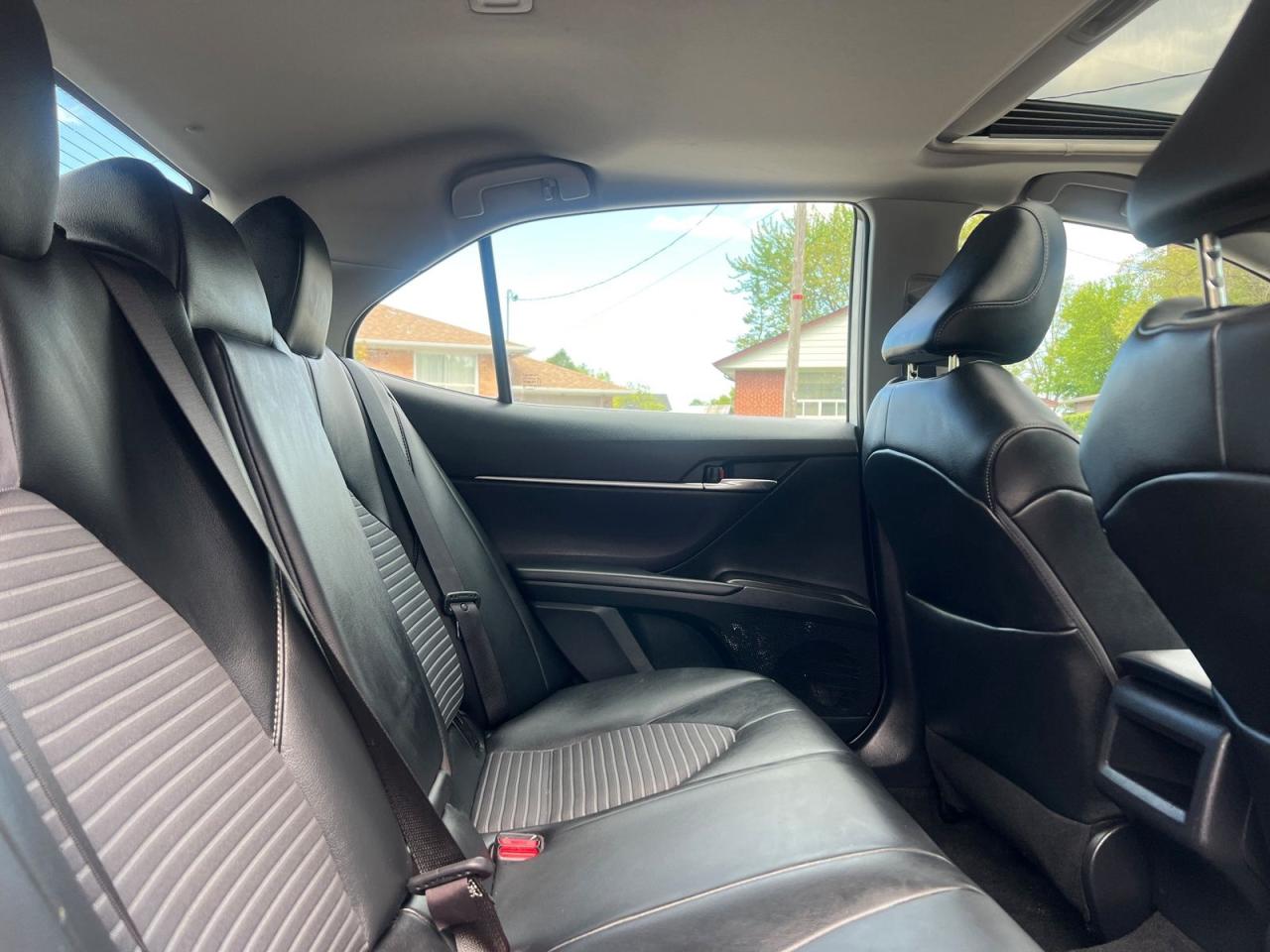 2022 Toyota Camry HYBRID SE - Photo #9