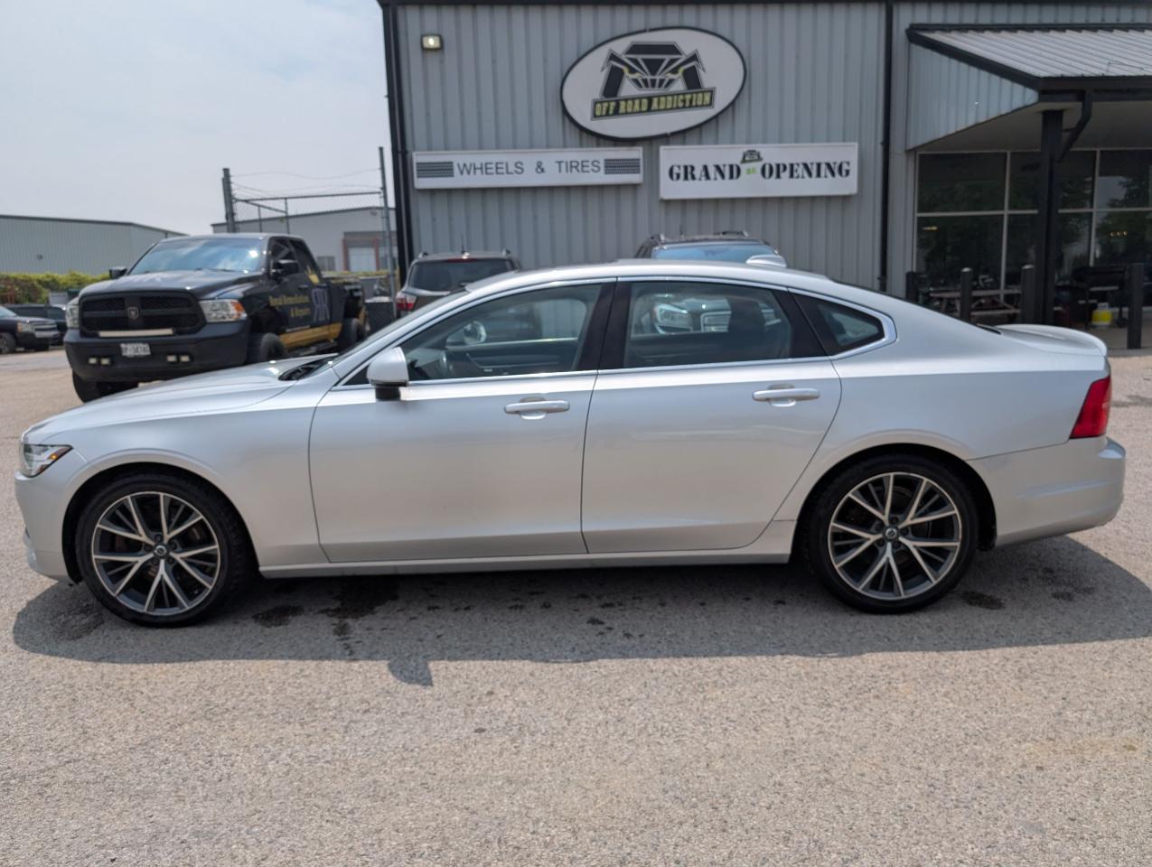2017 Volvo S90 T6 Momentum - Photo #2