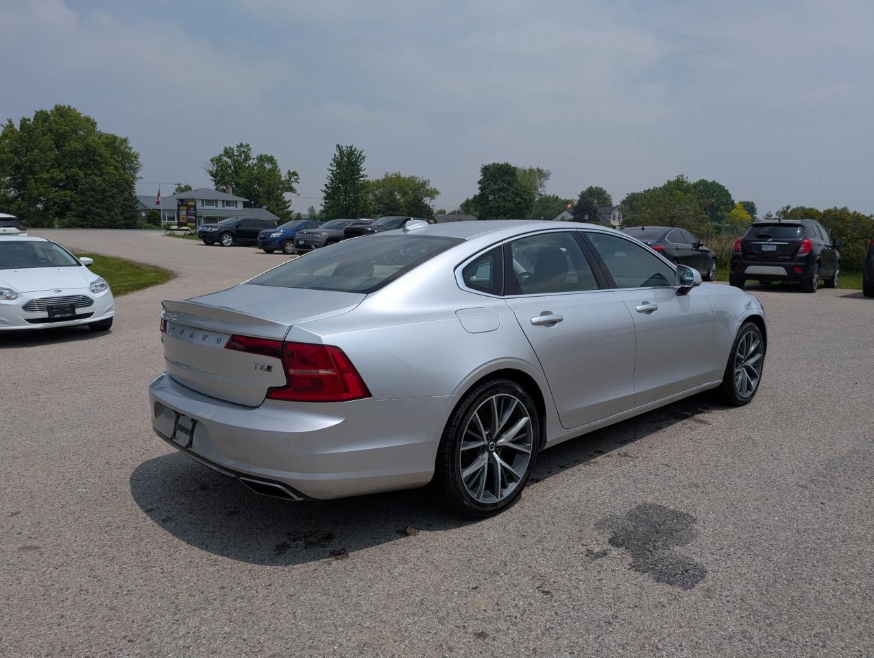 2017 Volvo S90 T6 Momentum - Photo #6
