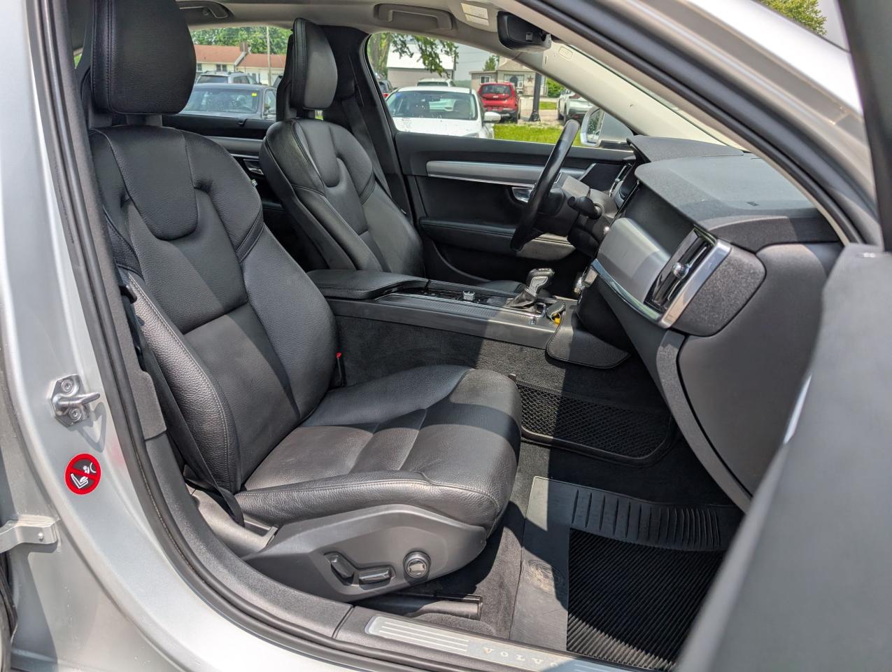 2017 Volvo S90 T6 Momentum - Photo #21