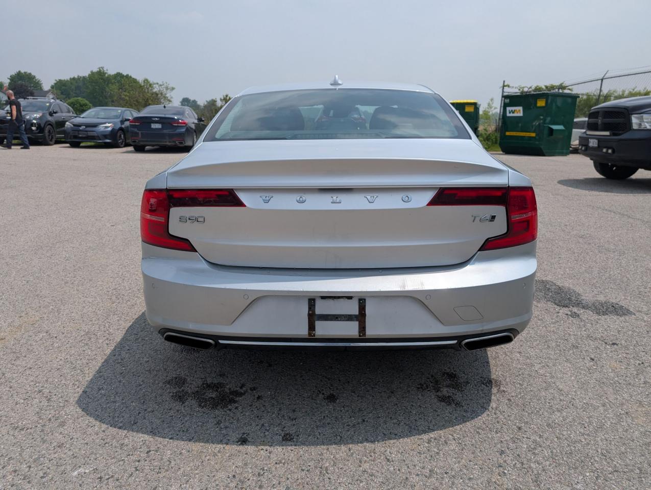 2017 Volvo S90 T6 Momentum - Photo #4