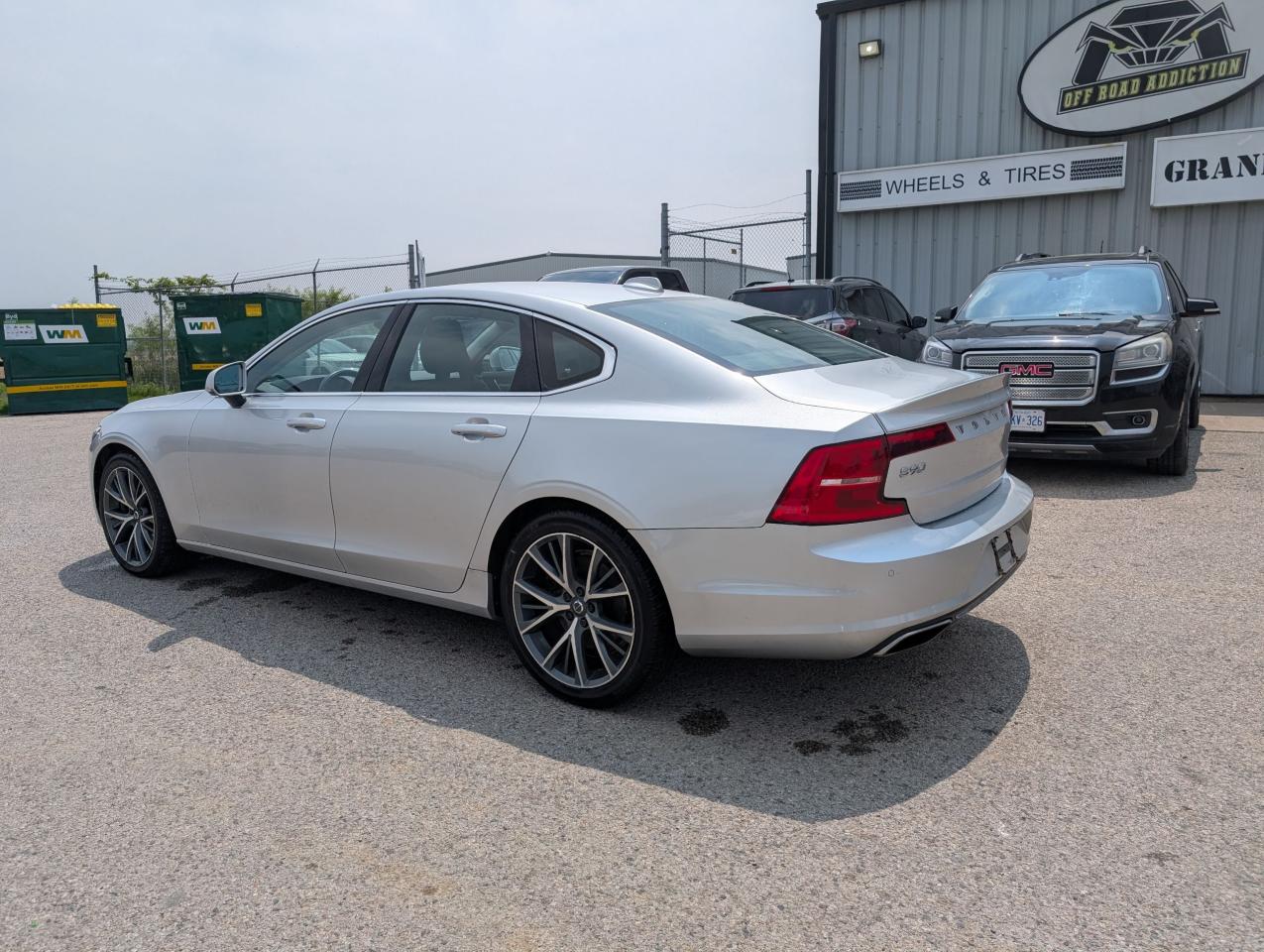 2017 Volvo S90 T6 Momentum - Photo #3