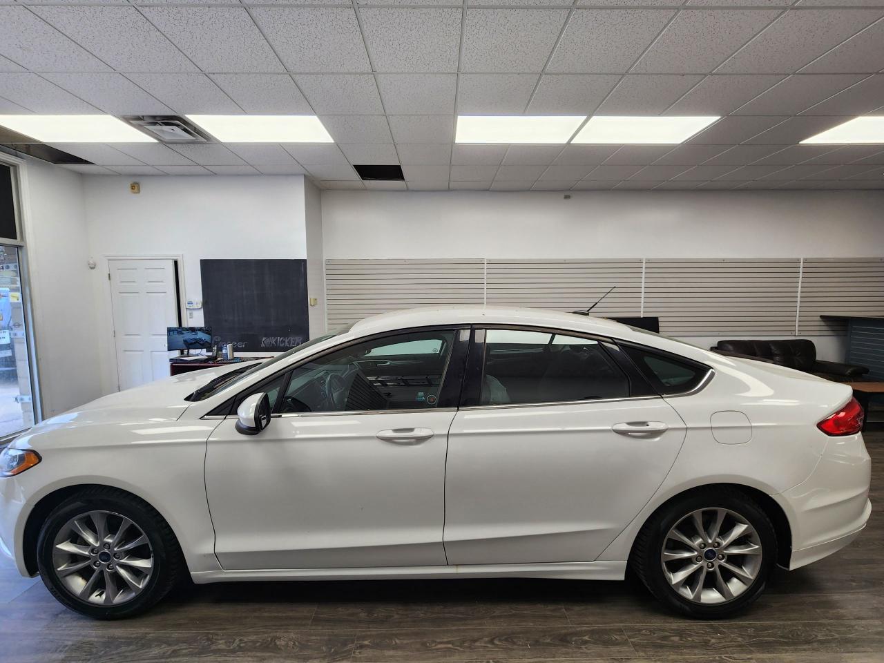 2017 Ford Fusion SE. CLEAN CARFAX / NO ACCIDENTS - Photo #4