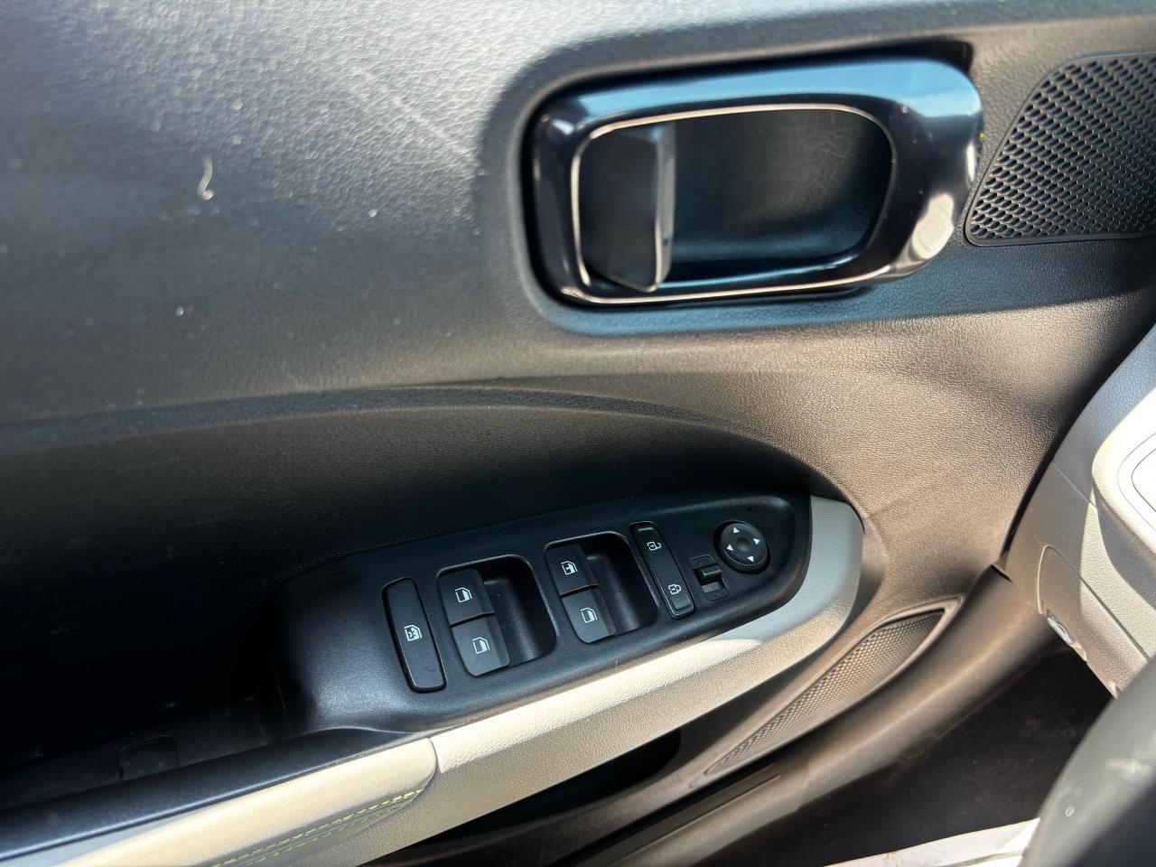 2021 Hyundai Venue Trend IVT w/Urban Pkg/Grey-Lime Interior - Photo #11