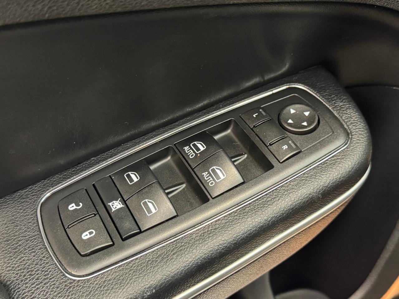 2019 Chrysler 300 300S+New Brakes+Tires+Alloy+ApplePlay+Remote Start - Photo #46