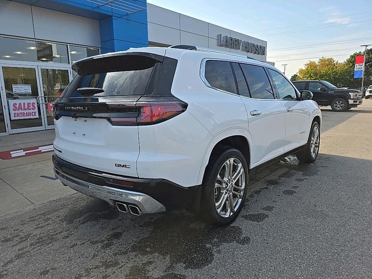 2025 GMC Acadia Denali Photo2