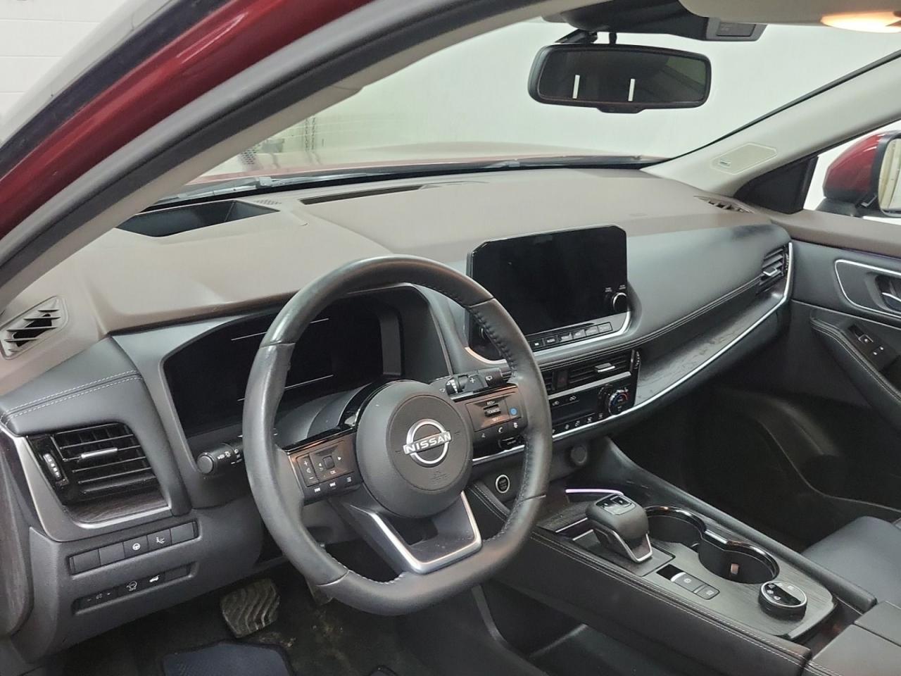 2023 Nissan Rogue AWD Platinum - Photo #3