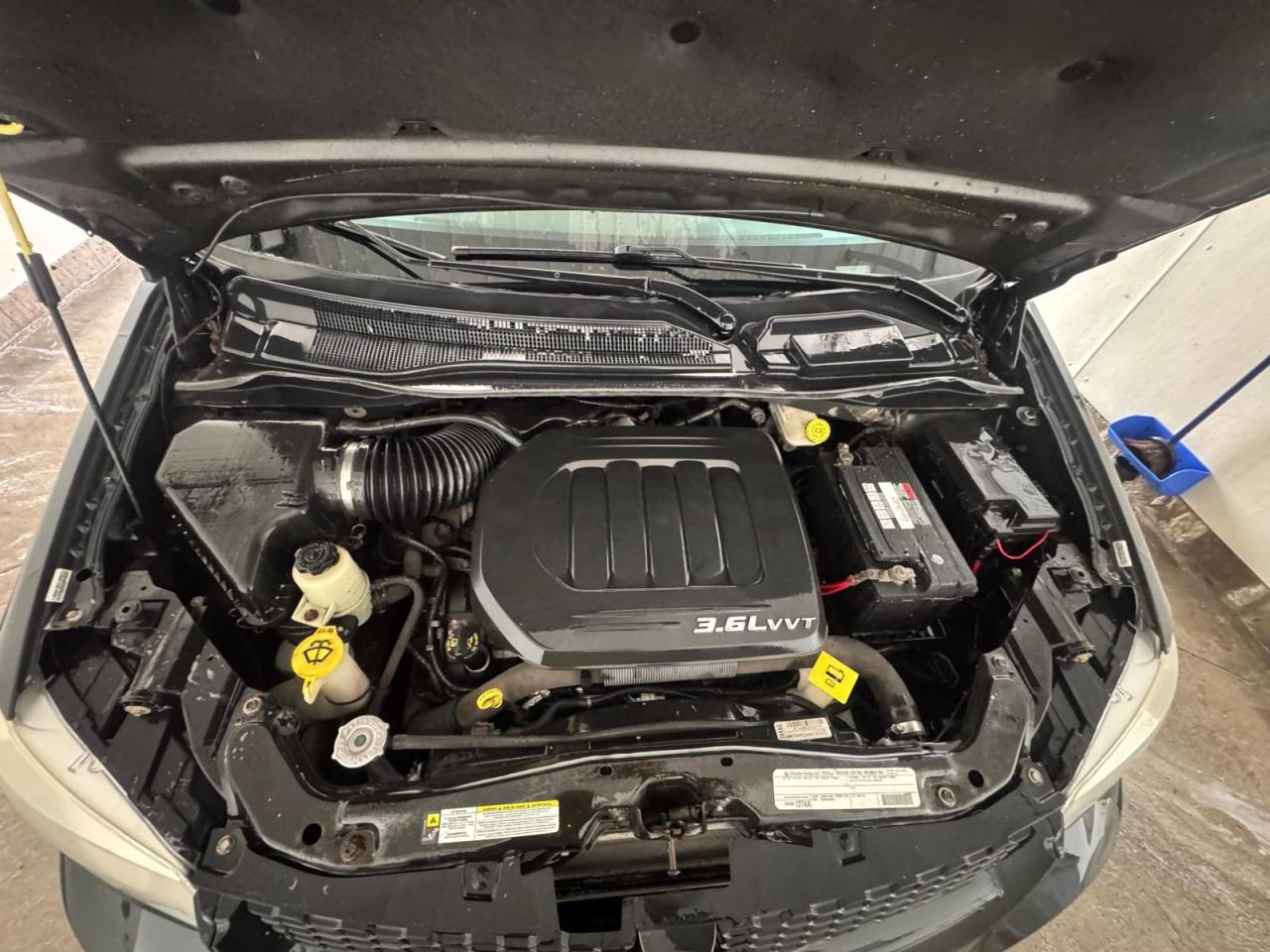 2011 Dodge Grand Caravan AS IS, R/T, LOADED, RUNS GOOD - Photo #14