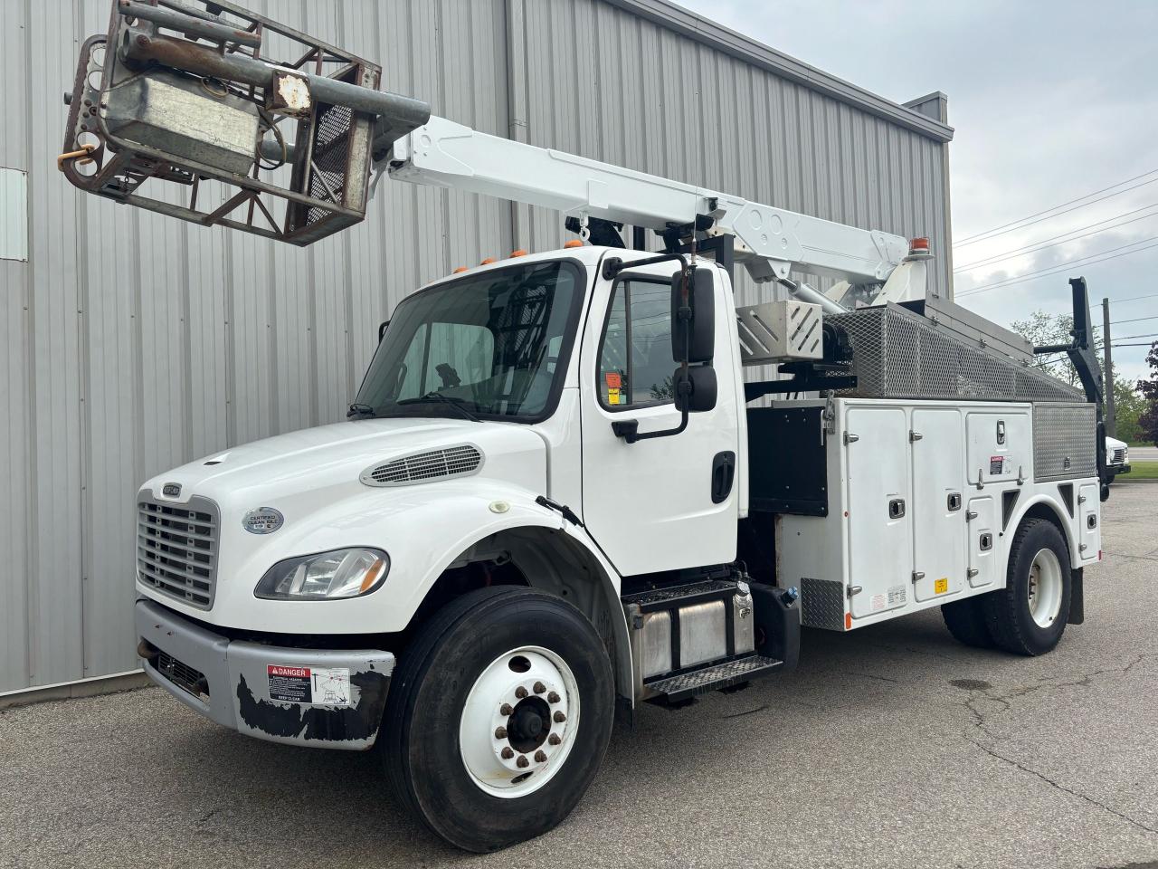 Used 2018 Freightliner M2 Business Class T40P bucket truck for sale in Brantford, ON