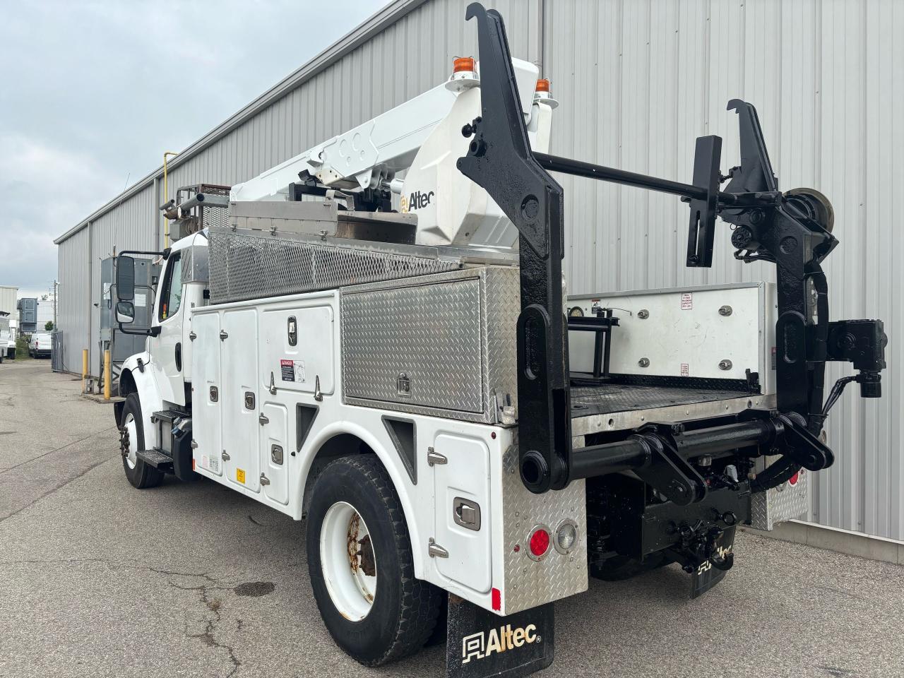 2018 Freightliner M2 Business Class T40P bucket truck - Photo #3
