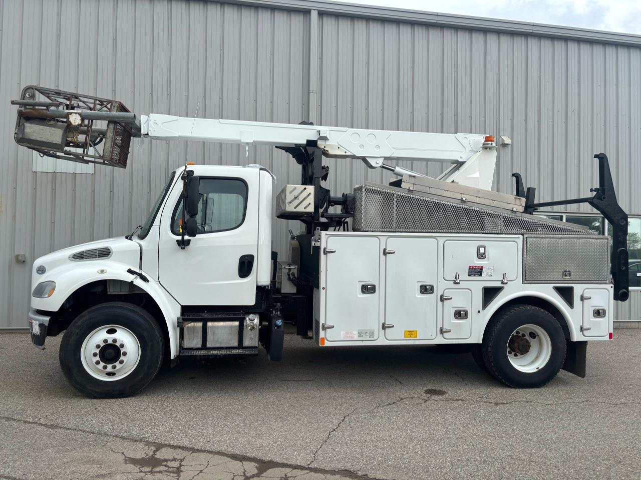 2018 Freightliner M2 Business Class T40P bucket truck - Photo #2