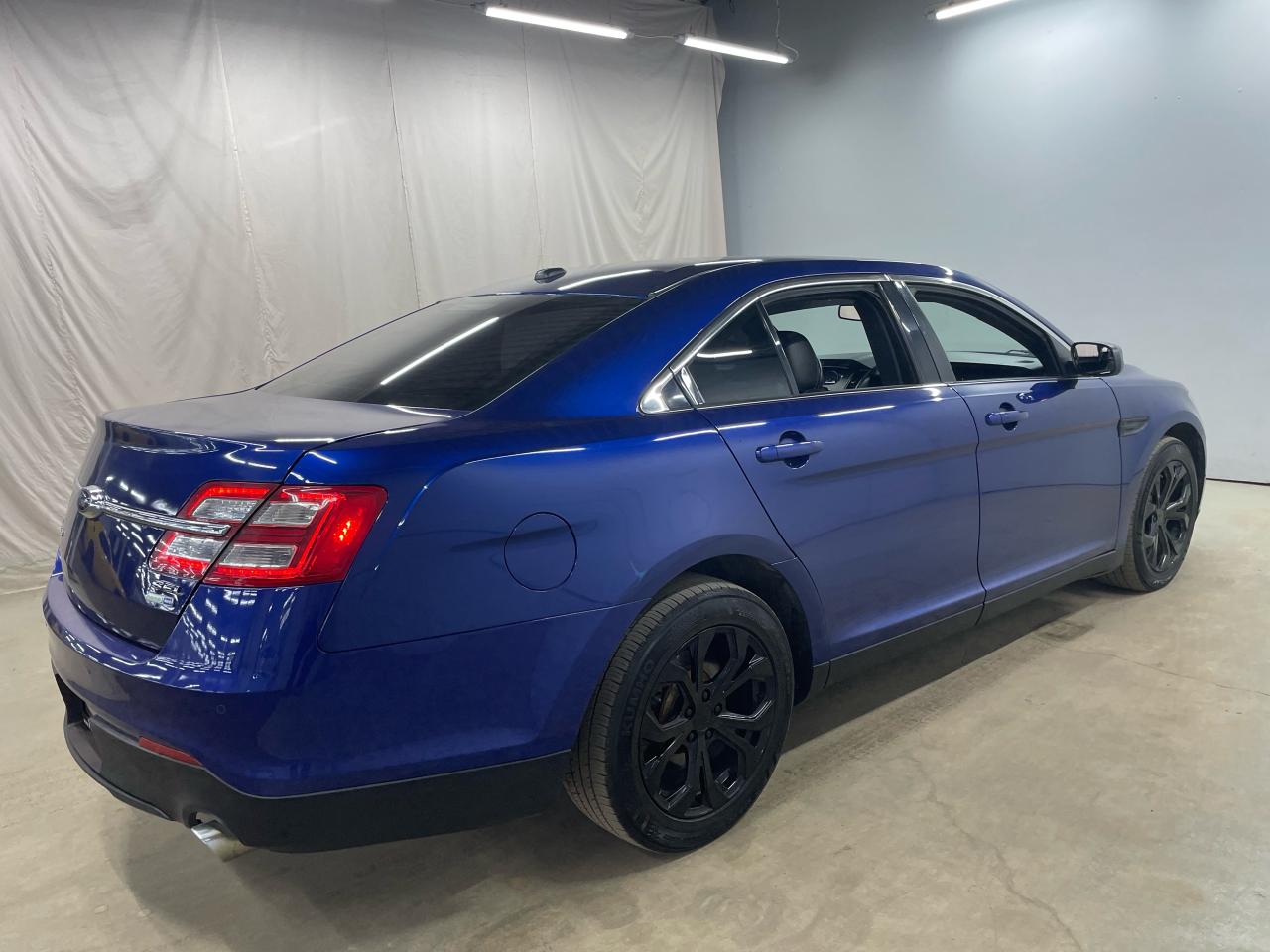 2015 Ford Taurus 4dr Sdn SEL AWD Photo25