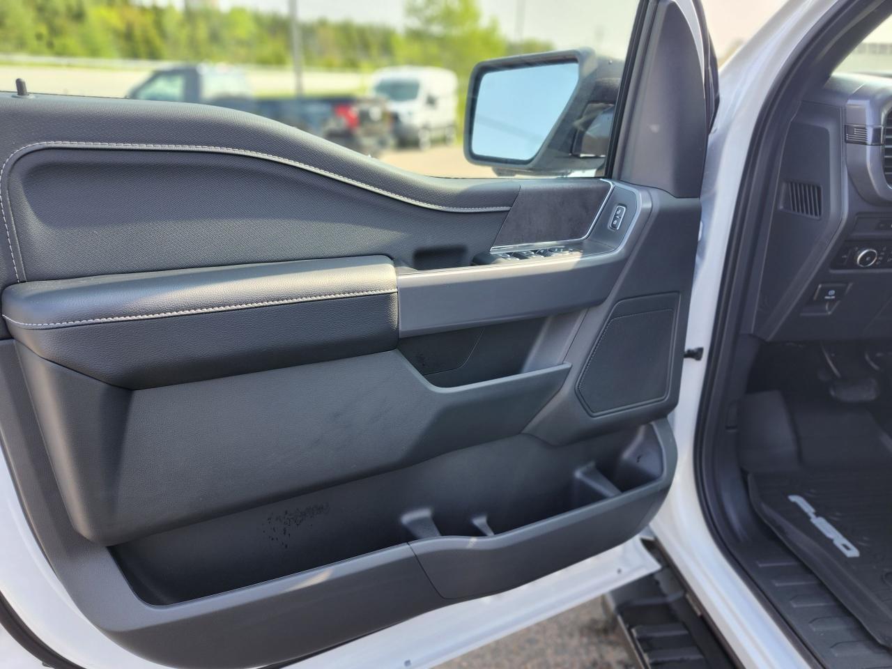2025 Ford F-150 XLT 4WD SuperCrew 5.5' Box Photo5