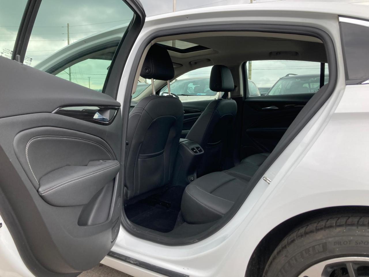 2019 Buick Regal ESSENCE AWD LOW KM NO ACCIDENT SUNROOF LEATHER NAV - Photo #12