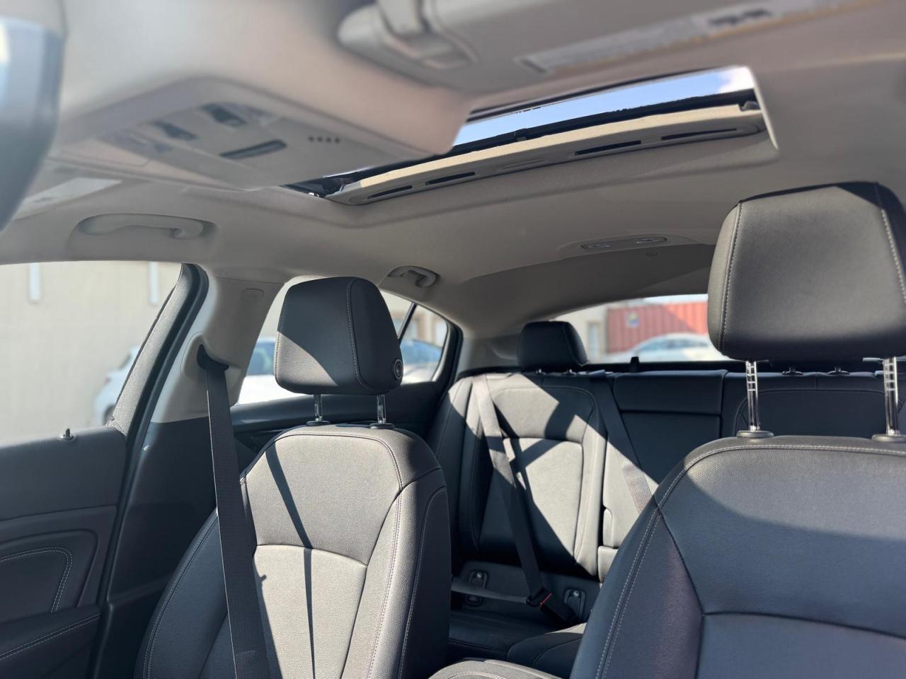 2019 Buick Regal ESSENCE AWD LOW KM NO ACCIDENT SUNROOF LEATHER NAV - Photo #10