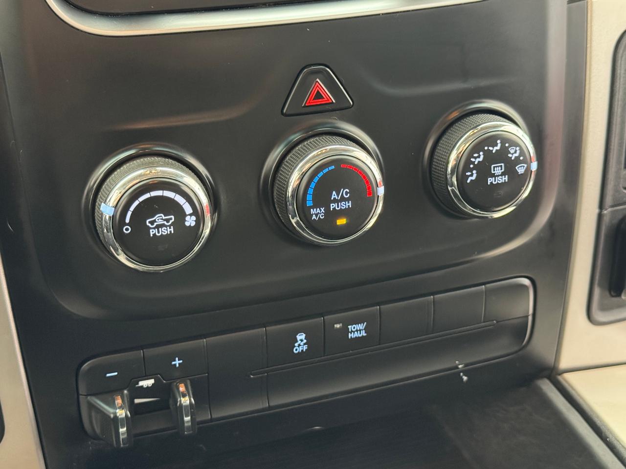 2017 RAM 1500 2WD Quad Cab SLT+A/C+Camera Photo26