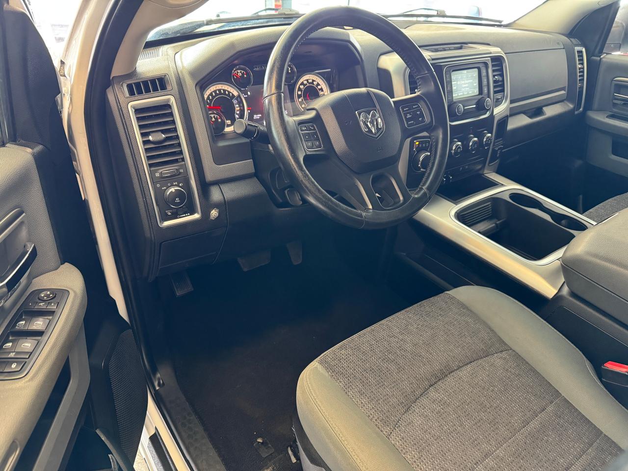 2017 RAM 1500 2WD Quad Cab SLT+A/C+Camera Photo16
