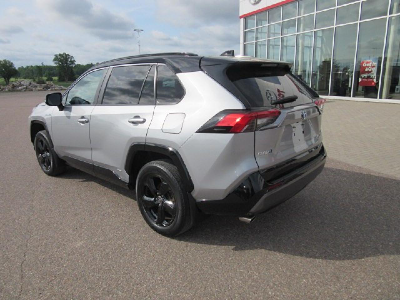 2021 Toyota RAV4 Hybrid XSE Photo2