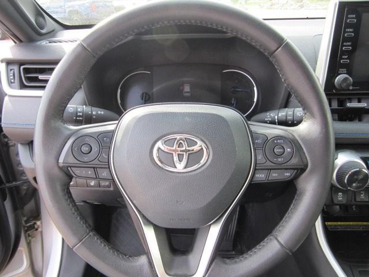2021 Toyota RAV4 Hybrid XSE - Photo #13