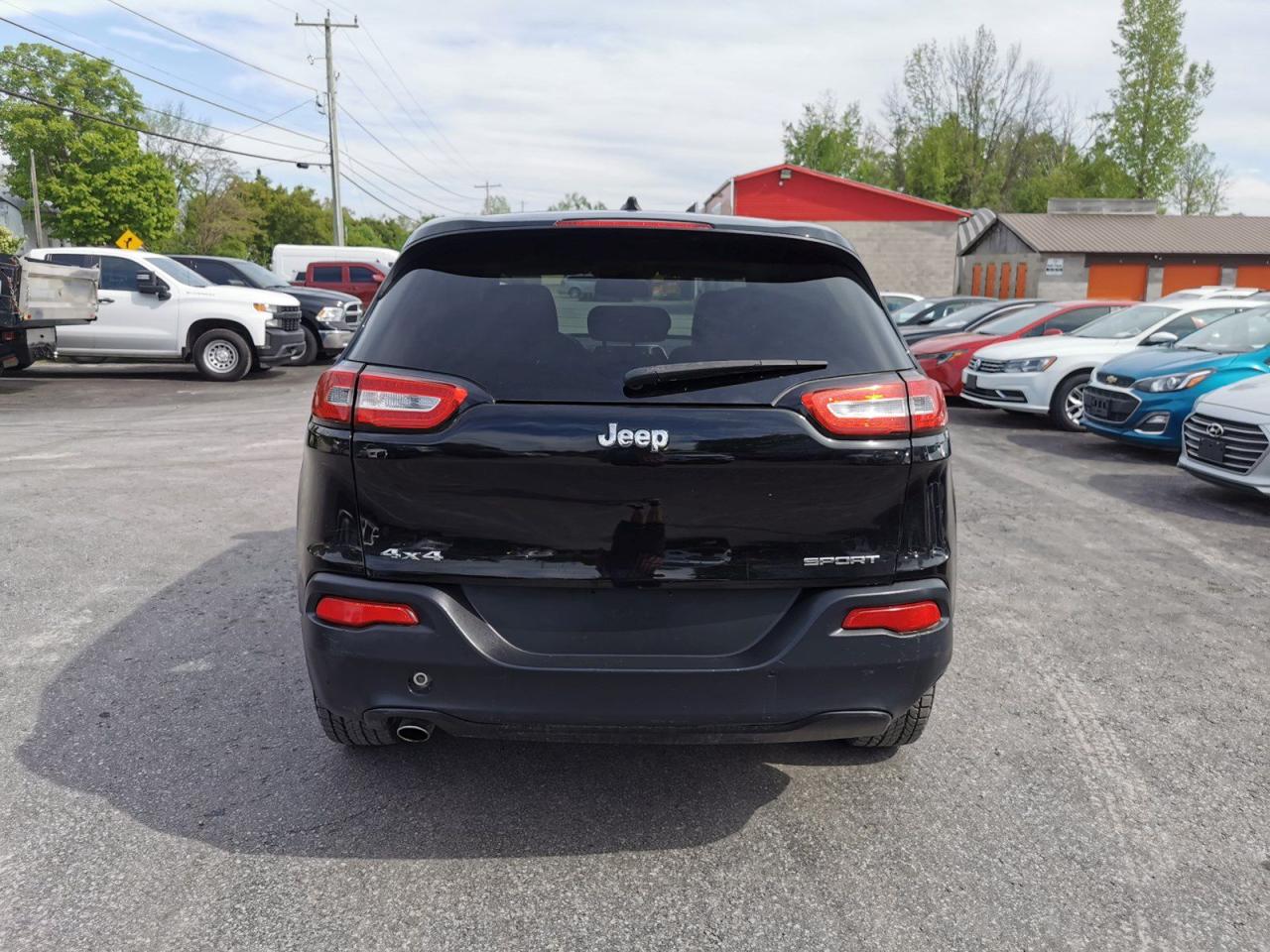 2015 Jeep Cherokee Sport - Photo #4