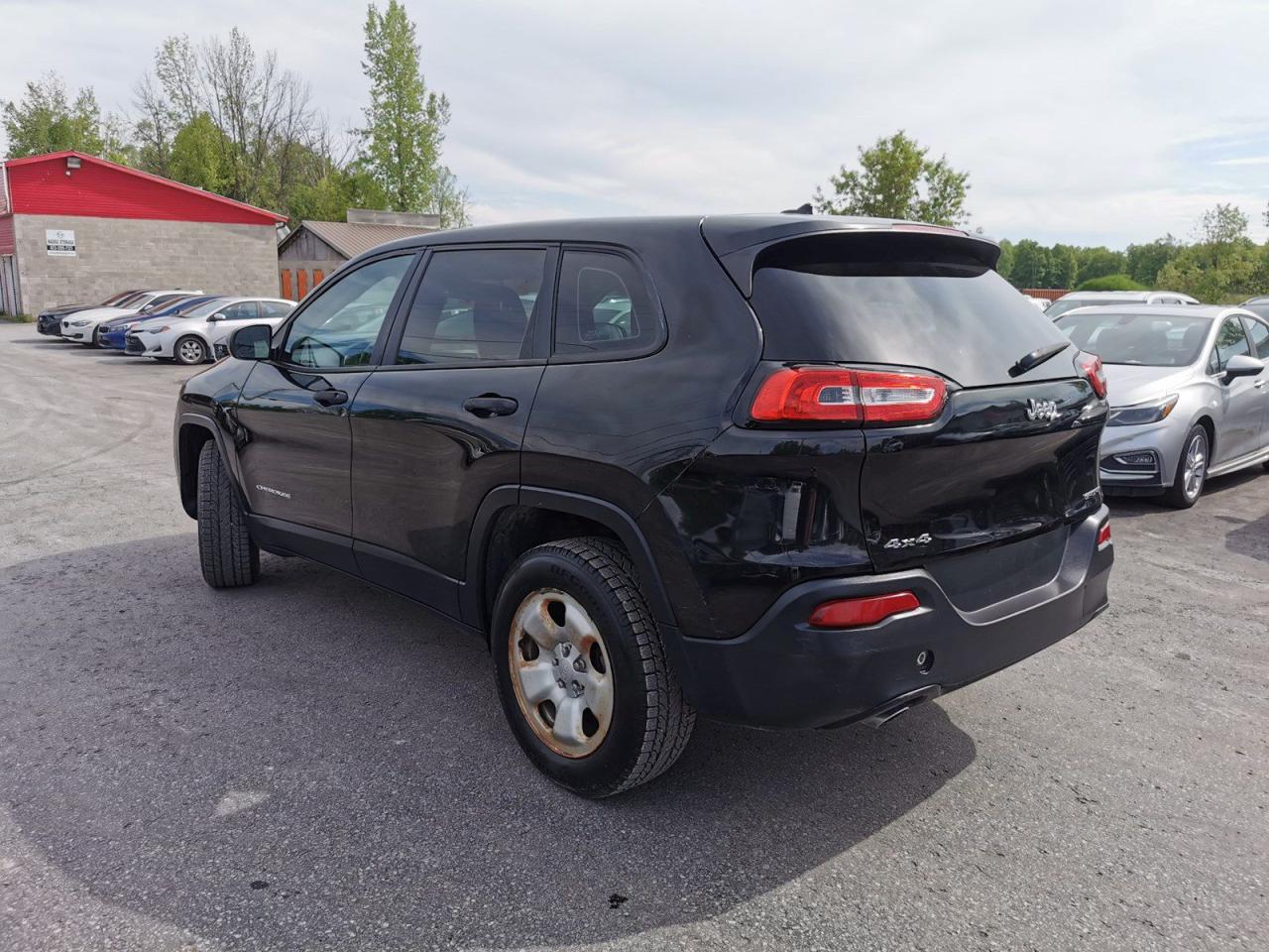 2015 Jeep Cherokee Sport - Photo #3