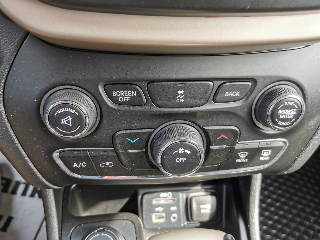 2015 Jeep Cherokee Sport - Photo #23