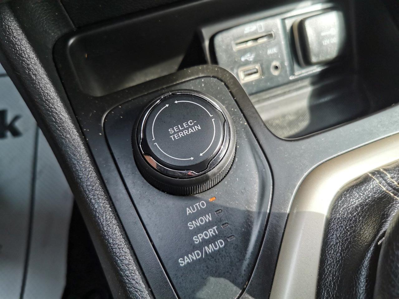 2015 Jeep Cherokee Sport - Photo #25