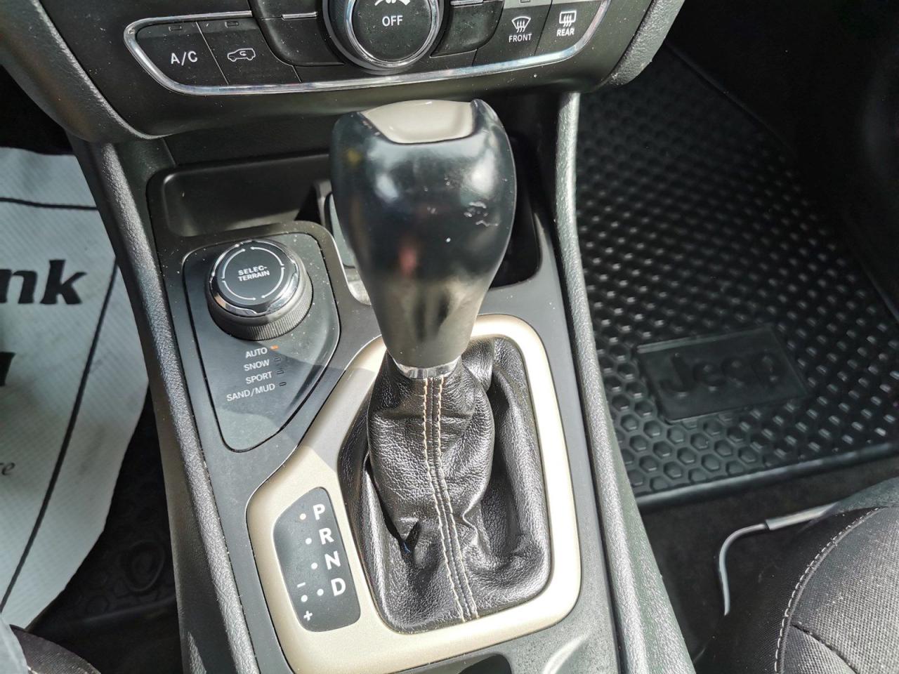 2015 Jeep Cherokee Sport - Photo #26