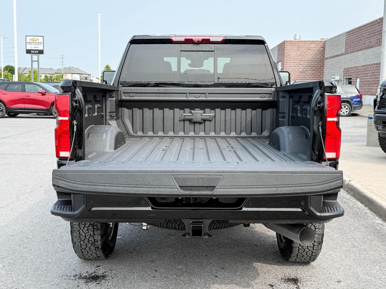 2025 Chevrolet Silverado 2500 HD High Country 6.6L DURAMAX WITH REMOTE START/ENTRY, SUNROOF, HEATED SEATS, HEATED STEERING WHEEL, VENTILATED SEATS, BOSE SOUND SYSTEM, POWER UP/DOWN TAILGATE Photo4