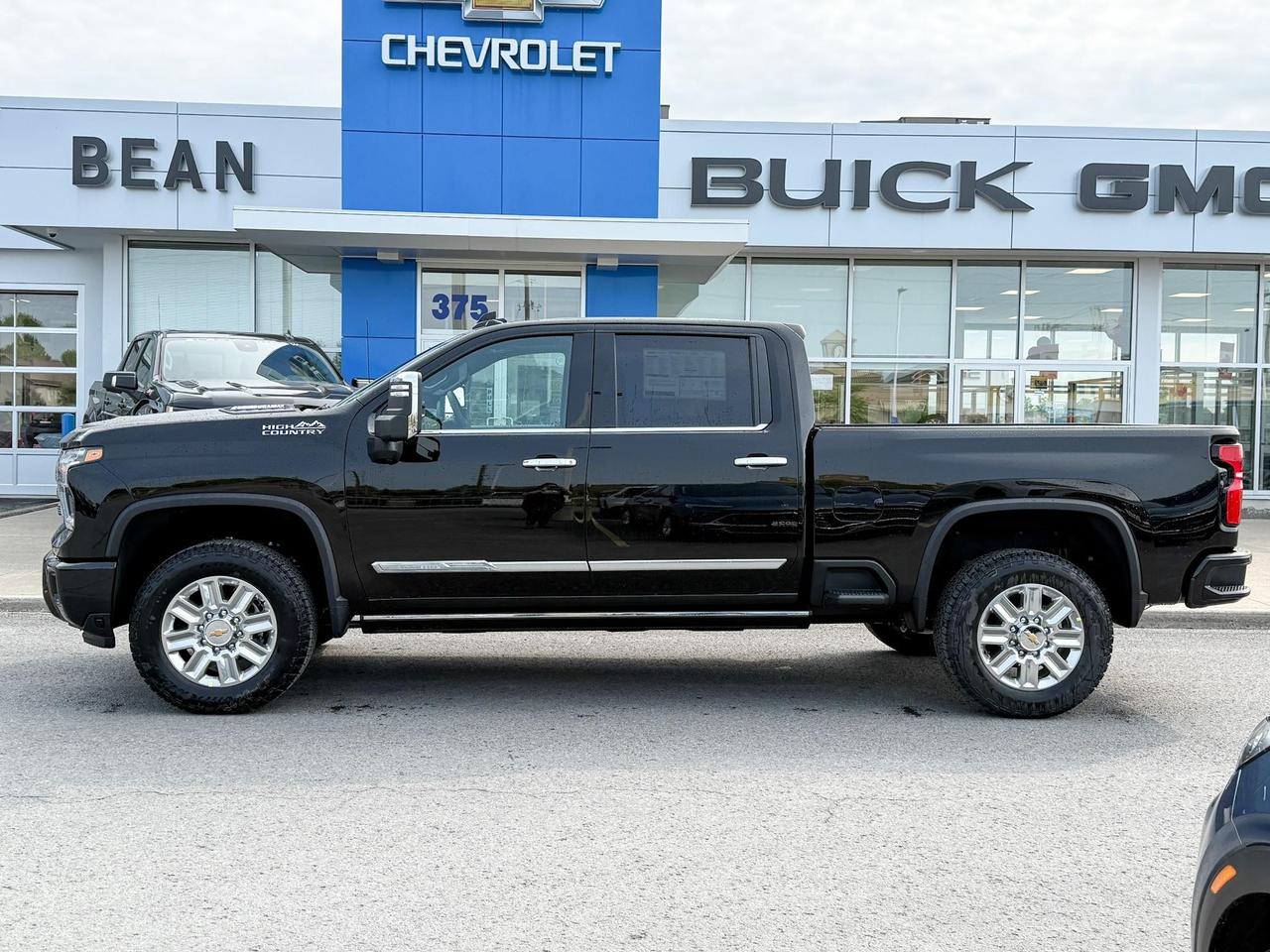2025 Chevrolet Silverado 2500 HD High Country 6.6L DURAMAX WITH REMOTE START/ENTRY, SUNROOF, HEATED SEATS, HEATED STEERING WHEEL, VENTILATED SEATS, BOSE SOUND SYSTEM, POWER UP/DOWN TAILGATE Photo