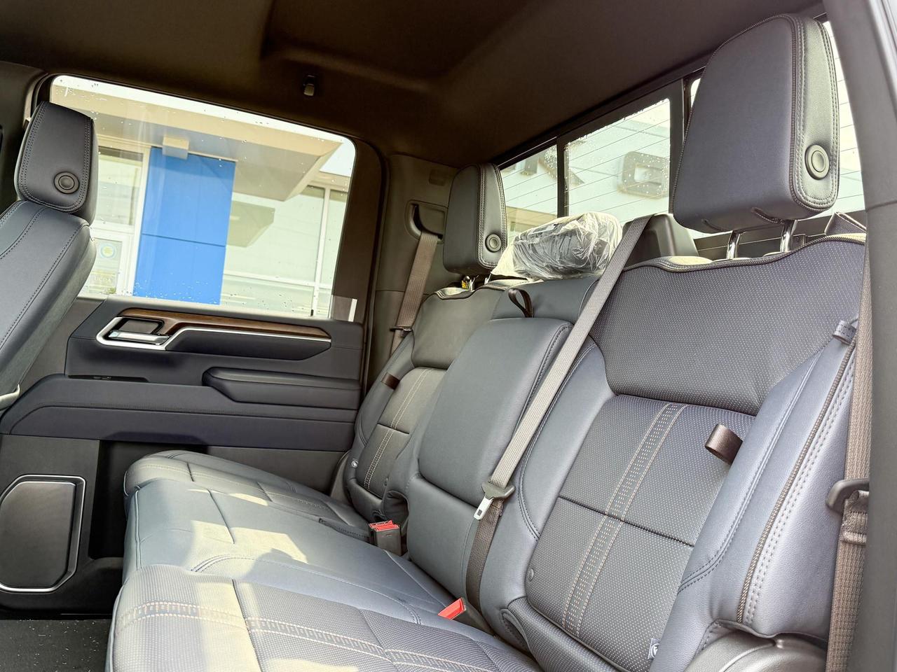 2025 Chevrolet Silverado 2500 HD High Country 6.6L DURAMAX WITH REMOTE START/ENTRY, SUNROOF, HEATED SEATS, HEATED STEERING WHEEL, VENTILATED SEATS, BOSE SOUND SYSTEM, POWER UP/DOWN TAILGATE Photo