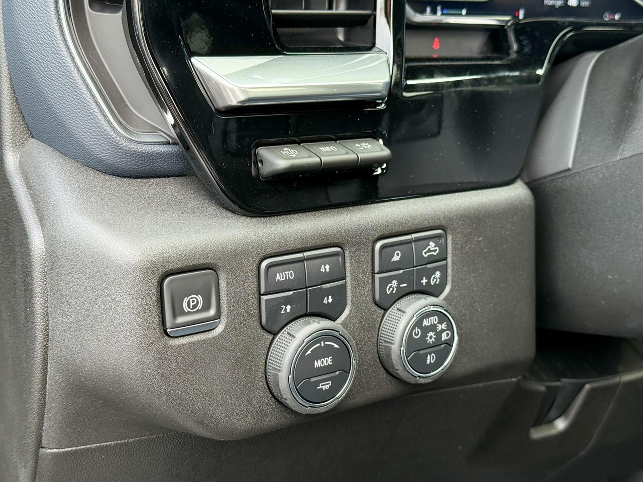 2025 Chevrolet Silverado 2500 HD High Country 6.6L DURAMAX WITH REMOTE START/ENTRY, SUNROOF, HEATED SEATS, HEATED STEERING WHEEL, VENTILATED SEATS, BOSE SOUND SYSTEM, POWER UP/DOWN TAILGATE Photo