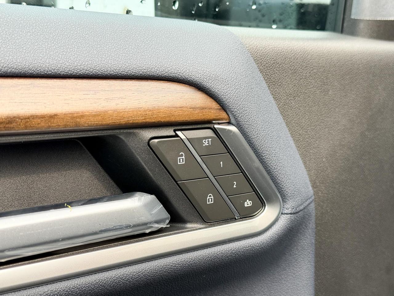 2025 Chevrolet Silverado 2500 HD High Country 6.6L DURAMAX WITH REMOTE START/ENTRY, SUNROOF, HEATED SEATS, HEATED STEERING WHEEL, VENTILATED SEATS, BOSE SOUND SYSTEM, POWER UP/DOWN TAILGATE Photo