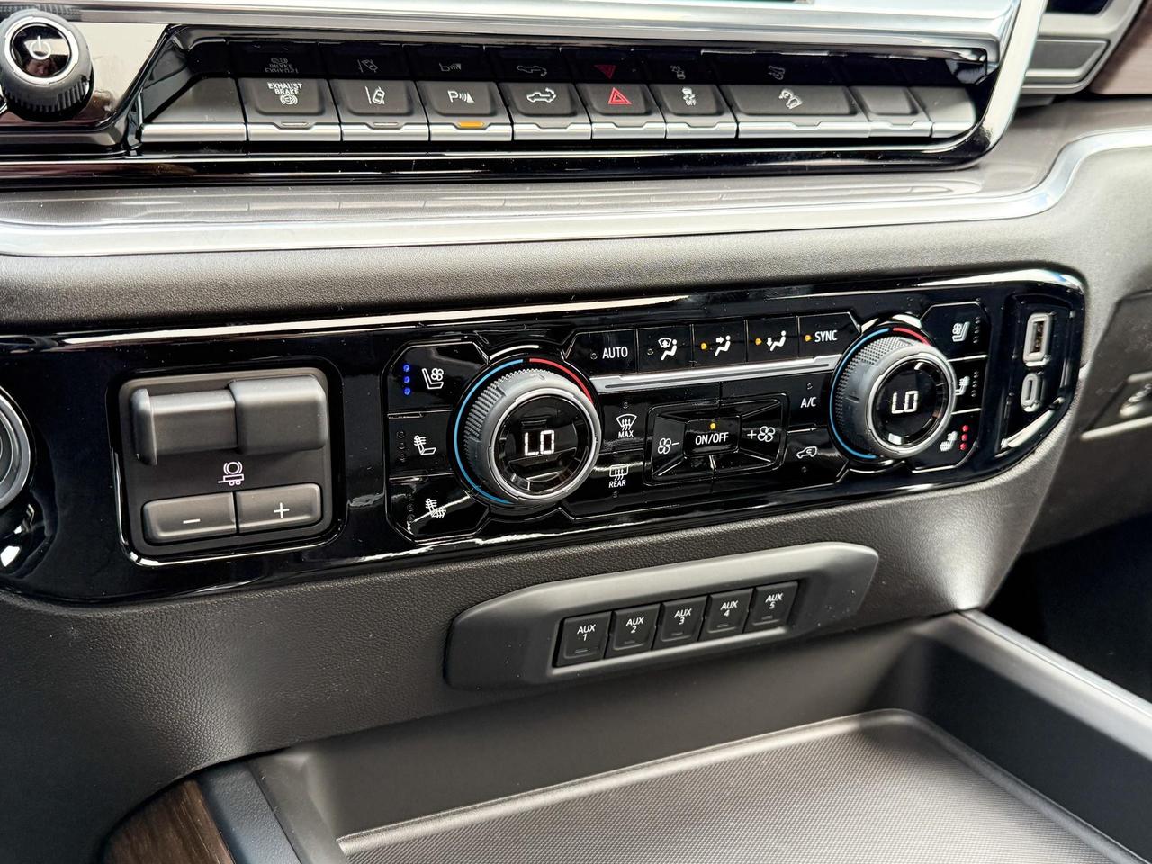 2025 Chevrolet Silverado 2500 HD High Country 6.6L DURAMAX WITH REMOTE START/ENTRY, SUNROOF, HEATED SEATS, HEATED STEERING WHEEL, VENTILATED SEATS, BOSE SOUND SYSTEM, POWER UP/DOWN TAILGATE Photo