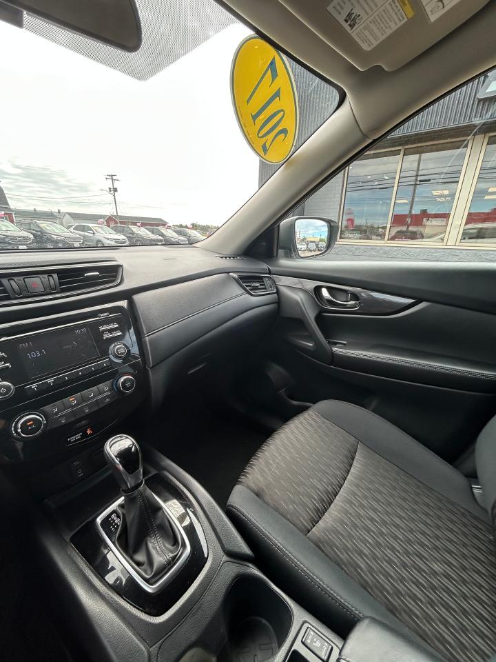 2017 Nissan Rogue SV - Photo #10