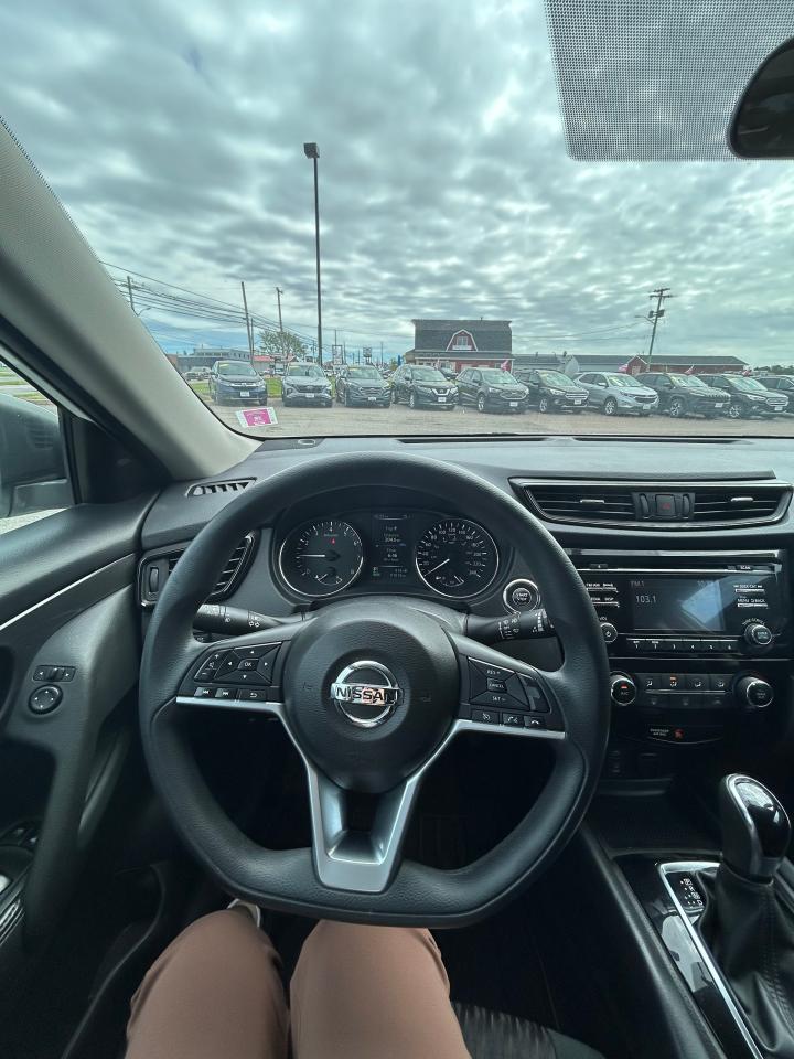 2017 Nissan Rogue SV - Photo #9