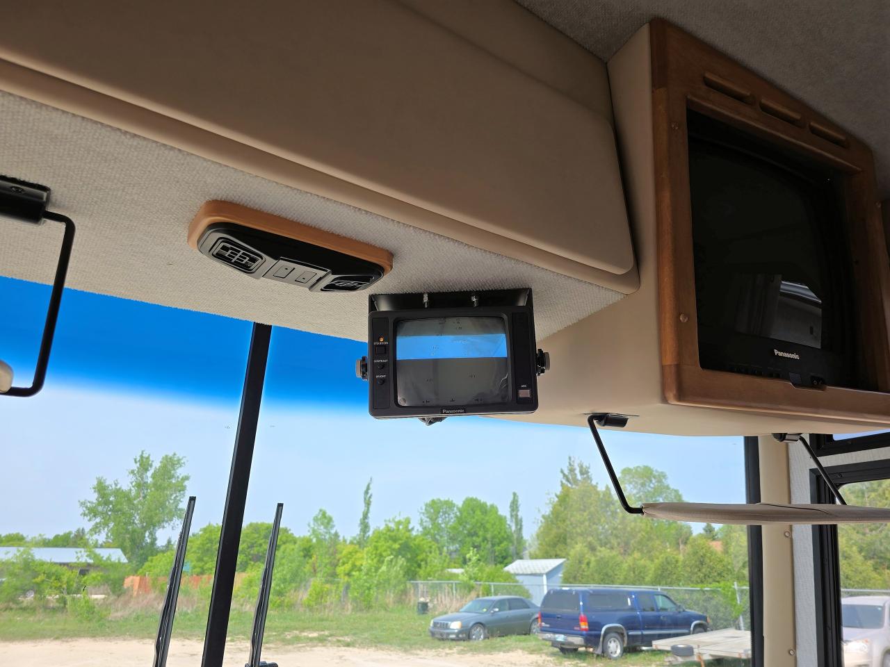 1999 Fleetwood Southwind 36 FOOT- DUAL SLIDES - 2 ROOF A/C - Photo #10
