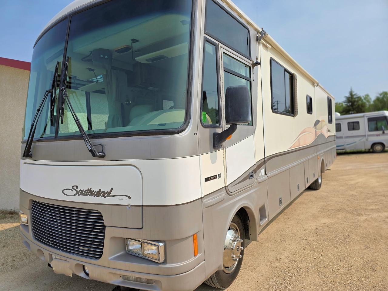 1999 Fleetwood Southwind 36 FOOT- DUAL SLIDES - 2 ROOF A/C - Photo #4