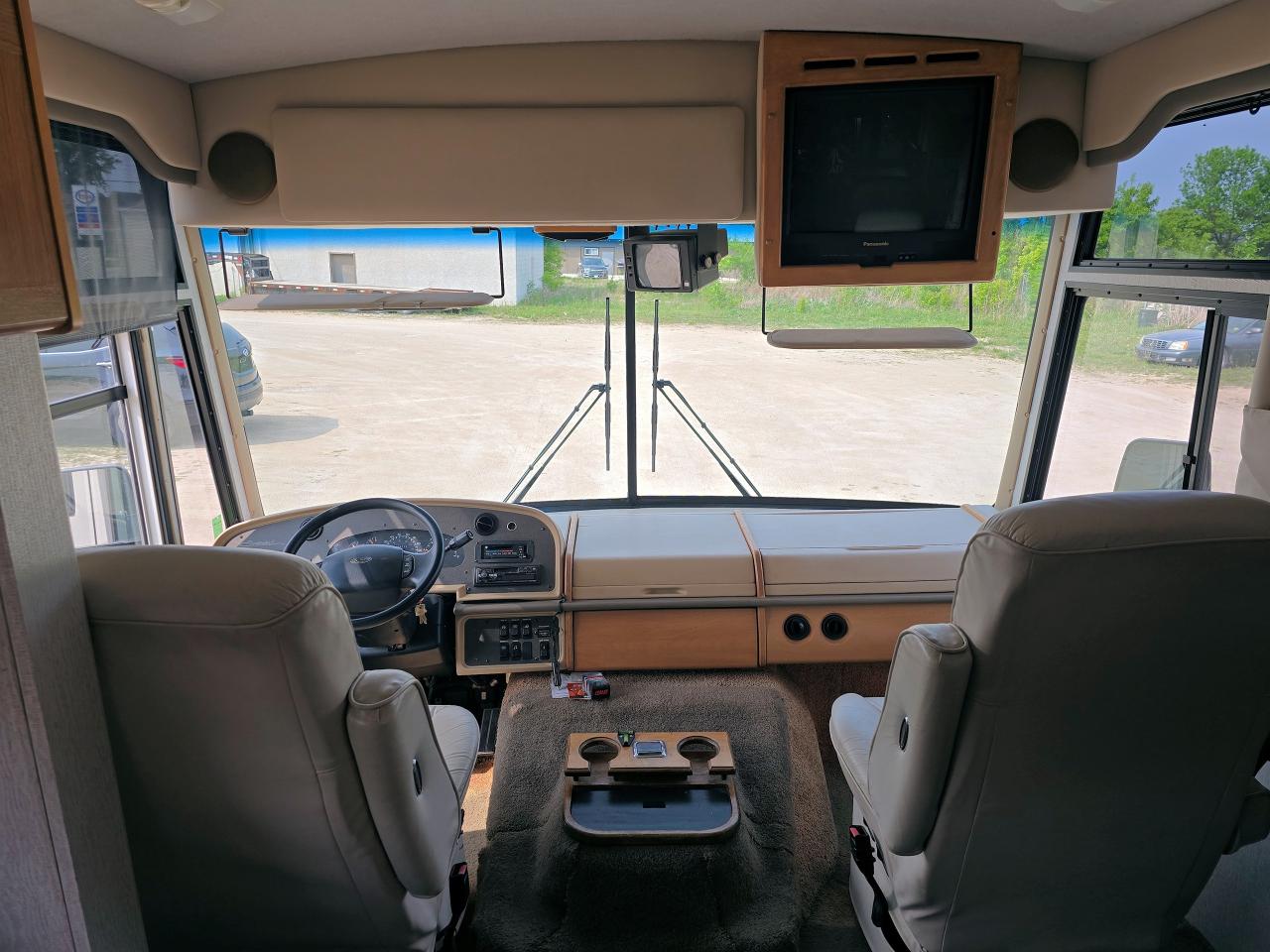 1999 Fleetwood Southwind 36 FOOT- DUAL SLIDES - 2 ROOF A/C - Photo #9