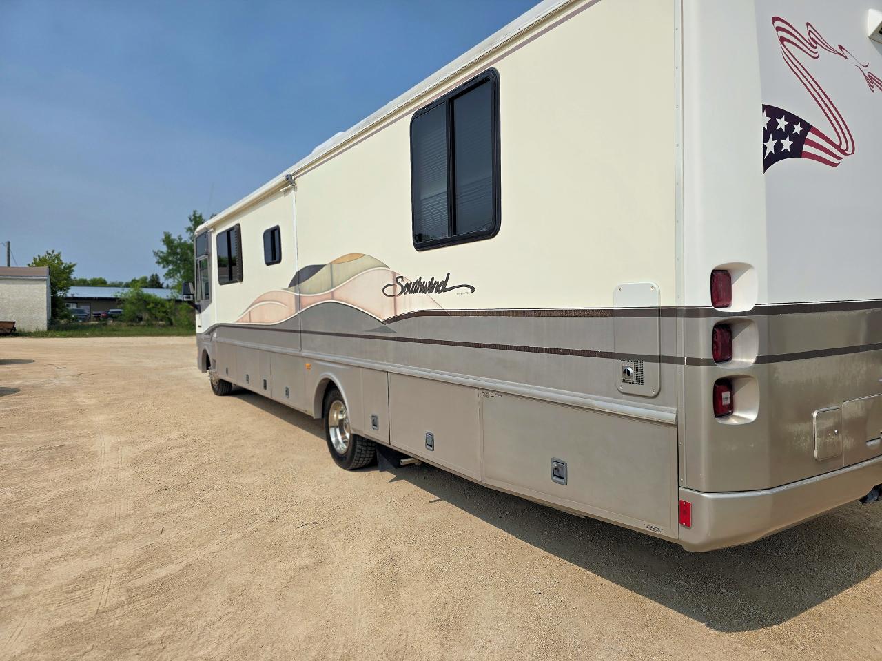 1999 Fleetwood Southwind 36 FOOT- DUAL SLIDES - 2 ROOF A/C - Photo #22