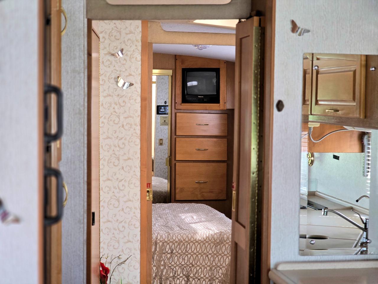 1999 Fleetwood Southwind 36 FOOT- DUAL SLIDES - 2 ROOF A/C - Photo #17