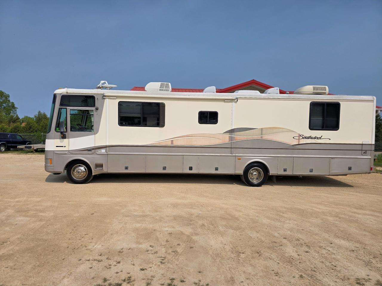 Used 1999 Fleetwood Southwind 36 FOOT- DUAL SLIDES - 2 ROOF A/C for sale in Oakbank, MB