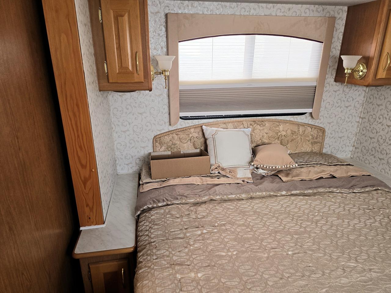 1999 Fleetwood Southwind 36 FOOT- DUAL SLIDES - 2 ROOF A/C - Photo #21