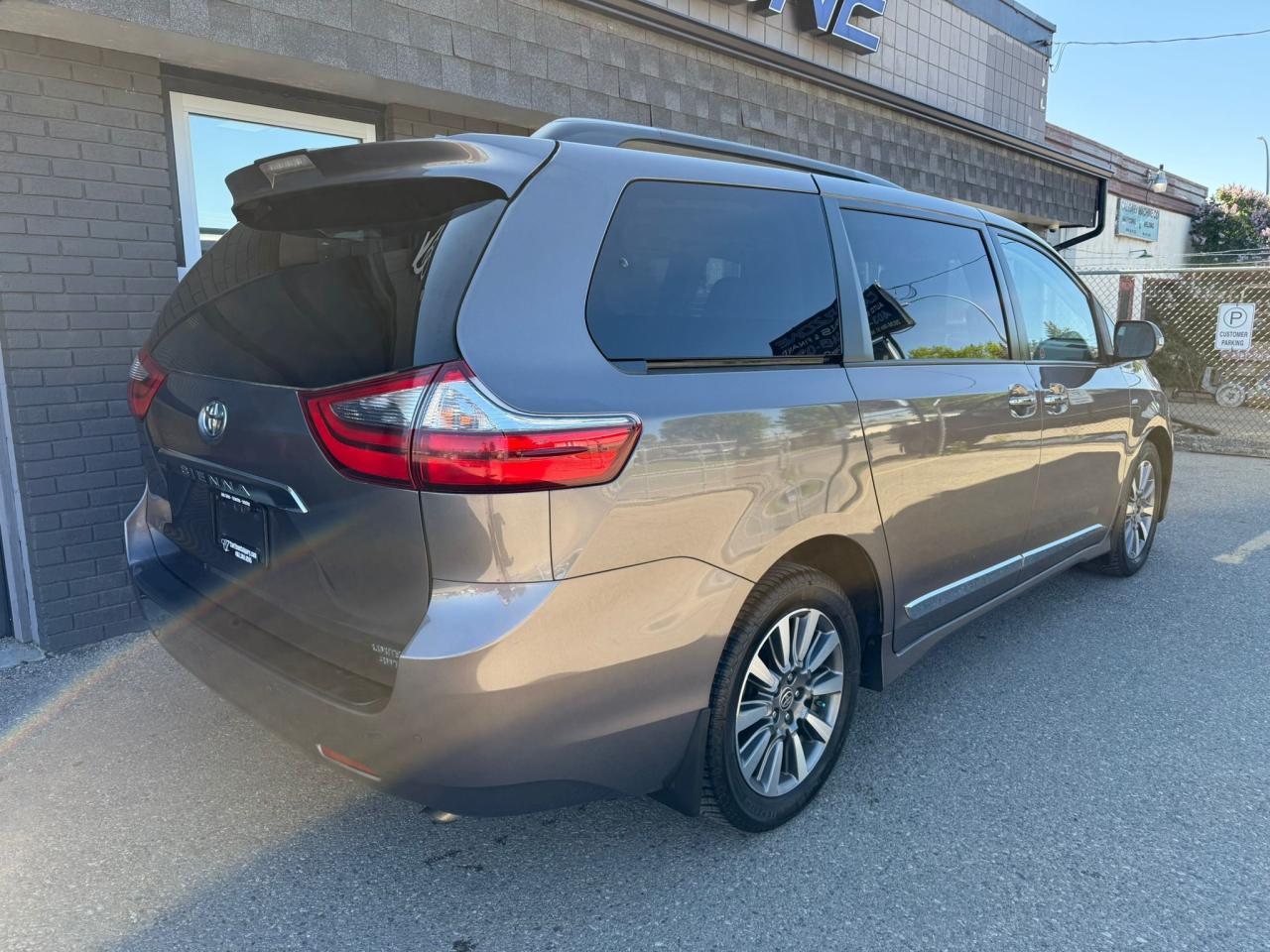 2020 Toyota Sienna XLE LIMITED 7-Passenger AWD - Photo #3