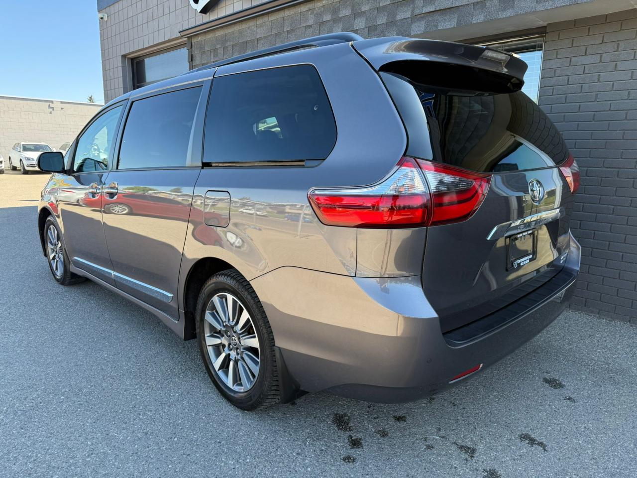 2020 Toyota Sienna XLE LIMITED 7-Passenger AWD - Photo #9